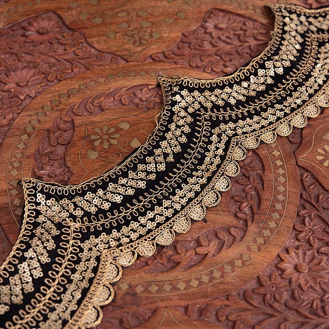 チロリアンテープ メーター売 - 金糸が美しい 更紗模様のゴータ刺繍〔幅:約10cm〕 - 黒ベロアの写真