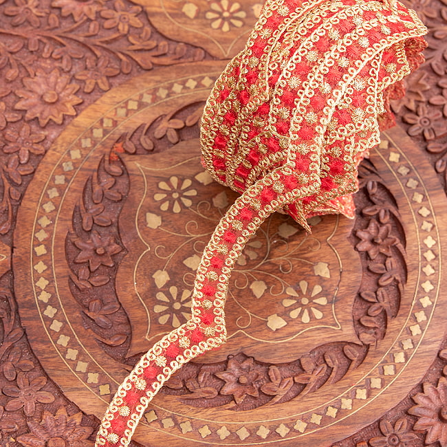 チロリアンテープ　メーター売 - 金糸が美しい　更紗模様のゴータ刺繍〔幅:約1.5cm〕 - ポンポン 10 - 3：レッド