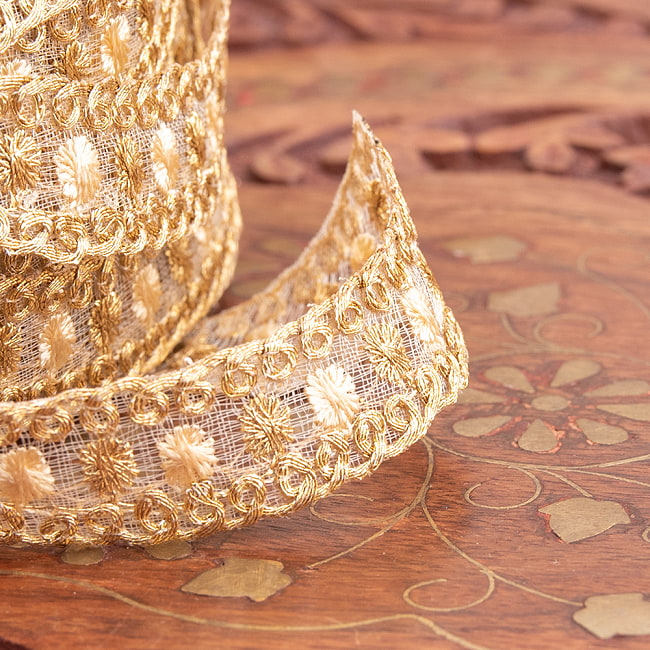チロリアンテープ　メーター売 - 金糸が美しい　更紗模様のゴータ刺繍〔幅:約1.5cm〕 - ポンポン 4 - 別の角度から