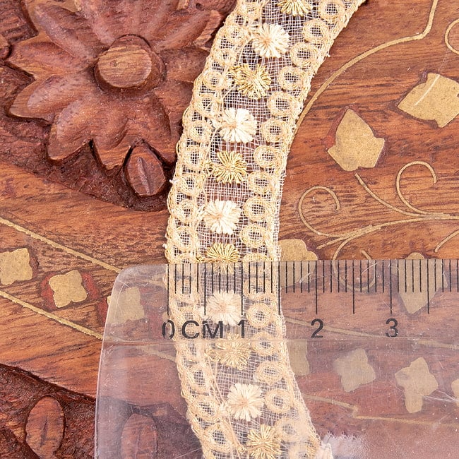 チロリアンテープ　メーター売 - 金糸が美しい　更紗模様のゴータ刺繍〔幅:約1.5cm〕 - ポンポン 7 - 横幅はこのようになります