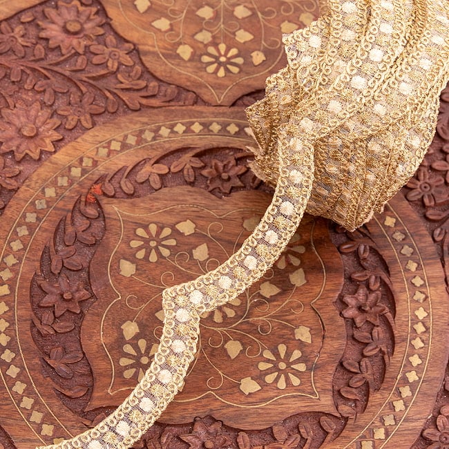 チロリアンテープ　メーター売 - 金糸が美しい　更紗模様のゴータ刺繍〔幅:約1.5cm〕 - ポンポン 8 - 1：ゴールド