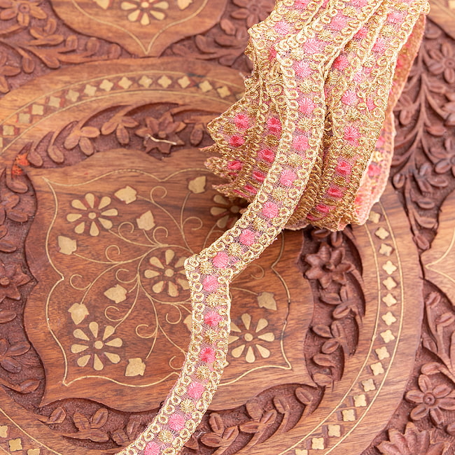 チロリアンテープ　メーター売 - 金糸が美しい　更紗模様のゴータ刺繍〔幅:約1.5cm〕 - ポンポン 9 - 2：ピンク