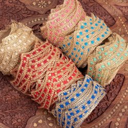 〔メーター売り〕チロリアンテープ　メーター売 - 金糸が美しい　更紗模様のゴータ刺繍〔幅:約1.5cm〕 - ポンポン