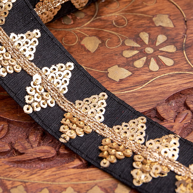 チロリアンテープ　メーター売 - 金糸が美しい　更紗模様のゴータ刺繍〔幅:約2.8cm〕 - アンベール 2 - 拡大写真です