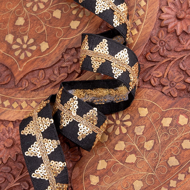 チロリアンテープ　メーター売 - 金糸が美しい　更紗模様のゴータ刺繍〔幅:約2.8cm〕 - アンベール 3 - 他にはないとても素敵な雰囲気