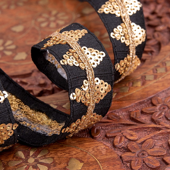チロリアンテープ　メーター売 - 金糸が美しい　更紗模様のゴータ刺繍〔幅:約2.8cm〕 - アンベール 4 - 別の角度から