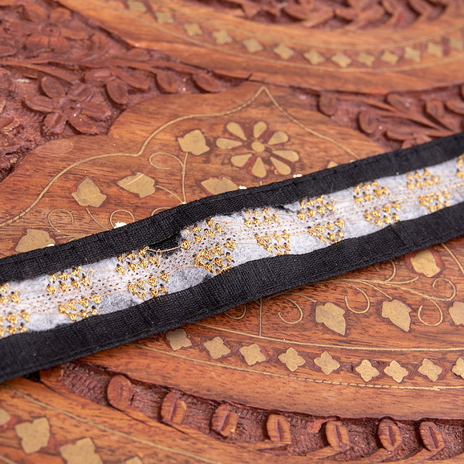 チロリアンテープ　メーター売 - 金糸が美しい　更紗模様のゴータ刺繍〔幅:約2.8cm〕 - アンベール 5 - 裏面はこのようになっております