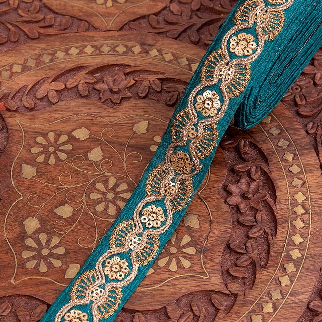 チロリアンテープ　メーター売 - 金糸が美しい　更紗模様のゴータ刺繍〔幅:約2.8cm〕 - ジャイマンディル 11 - 4：緑