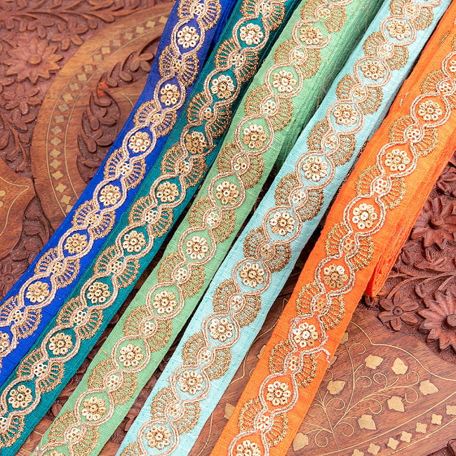 チロリアンテープ　メーター売 - 金糸が美しい　更紗模様のゴータ刺繍〔幅:約2.8cm〕 - ジャイマンディルの写真