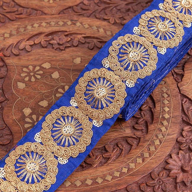 チロリアンテープ　メーター売 - 金糸が美しい　更紗模様のゴータ刺繍〔幅:約4.8cm〕 - コナーラク 10 - 3：青