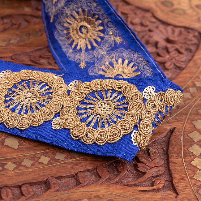 チロリアンテープ　メーター売 - 金糸が美しい　更紗模様のゴータ刺繍〔幅:約4.8cm〕 - コナーラク 11 - 3：青の拡大写真です