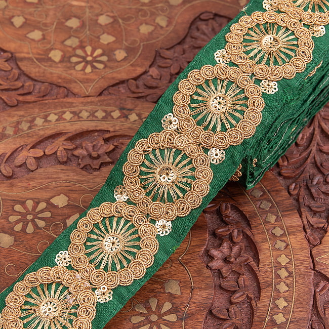 チロリアンテープ　メーター売 - 金糸が美しい　更紗模様のゴータ刺繍〔幅:約4.8cm〕 - コナーラク 9 - 2：緑