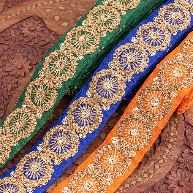 チロリアンテープ　メーター売 - 金糸が美しい　更紗模様のゴータ刺繍〔幅:約4.8cm〕 - コナーラクの写真1枚目です。インドではサリーの飾り付けなどに使われています。衣服以外にも、バッグやカーテンなどなど、様々な用途にご使用いただけます。Gota embroidery,刺繍,更紗,ラジャスタン,チロリアンテープ,手芸,花柄,エスニック,リボン,チロルテープ,手芸テープ,手芸用品