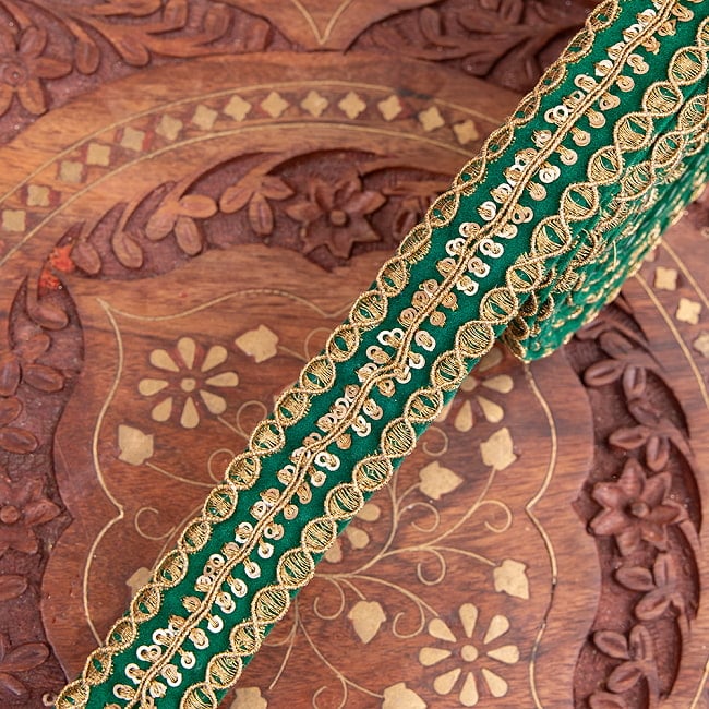 チロリアンテープ　メーター売 - 金糸が美しい　更紗模様のゴータ刺繍〔幅:約2.8cm〕 - 螺旋 11 - 5：緑