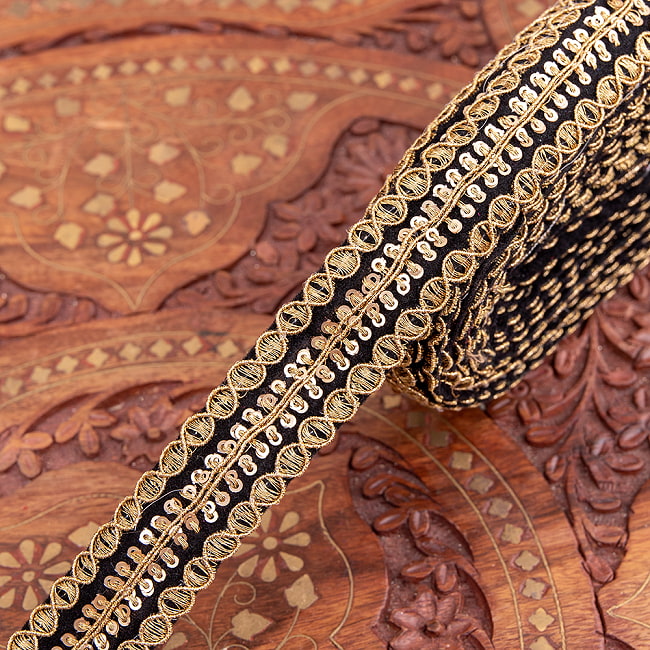 チロリアンテープ　メーター売 - 金糸が美しい　更紗模様のゴータ刺繍〔幅:約2.8cm〕 - 螺旋 12 - 6：黒