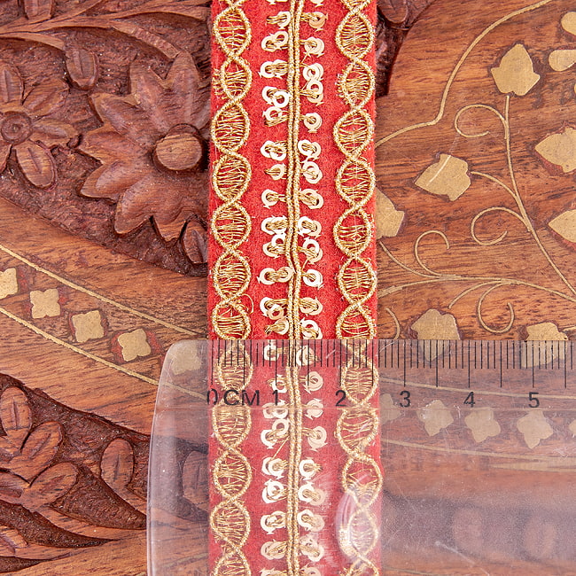 チロリアンテープ　メーター売 - 金糸が美しい　更紗模様のゴータ刺繍〔幅:約2.8cm〕 - 螺旋 7 - 横幅はこのようになります