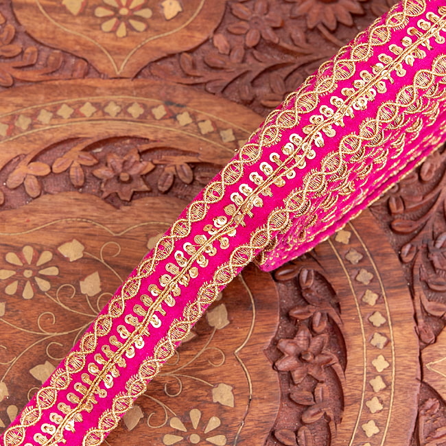 チロリアンテープ　メーター売 - 金糸が美しい　更紗模様のゴータ刺繍〔幅:約2.8cm〕 - 螺旋 8 - 2：マゼンタ
