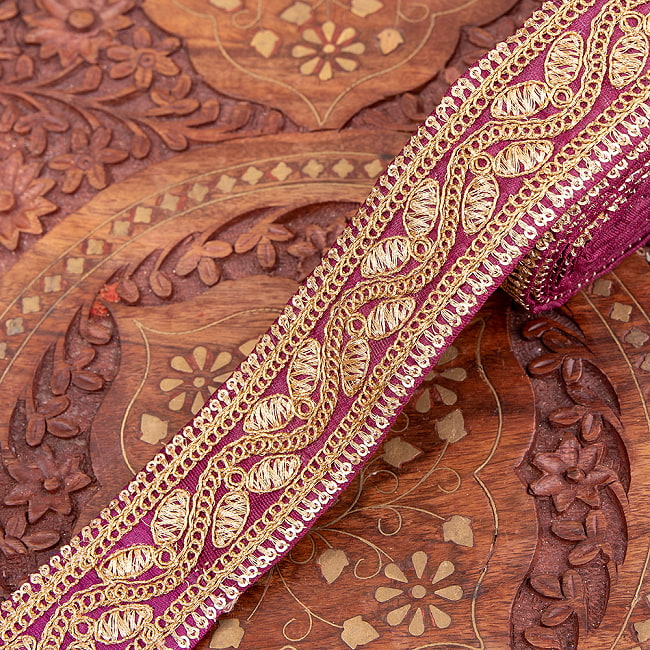 チロリアンテープ　メーター売 - 金糸が美しい　更紗模様のゴータ刺繍〔幅:約4.2cm〕 - 飛翔 11 - 4：ワイン