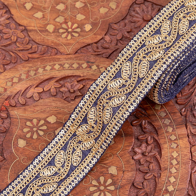 チロリアンテープ　メーター売 - 金糸が美しい　更紗模様のゴータ刺繍〔幅:約4.2cm〕 - 飛翔 12 - 5：紺