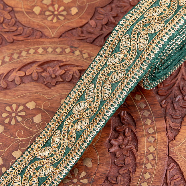 チロリアンテープ　メーター売 - 金糸が美しい　更紗模様のゴータ刺繍〔幅:約4.2cm〕 - 飛翔 13 - 6：緑