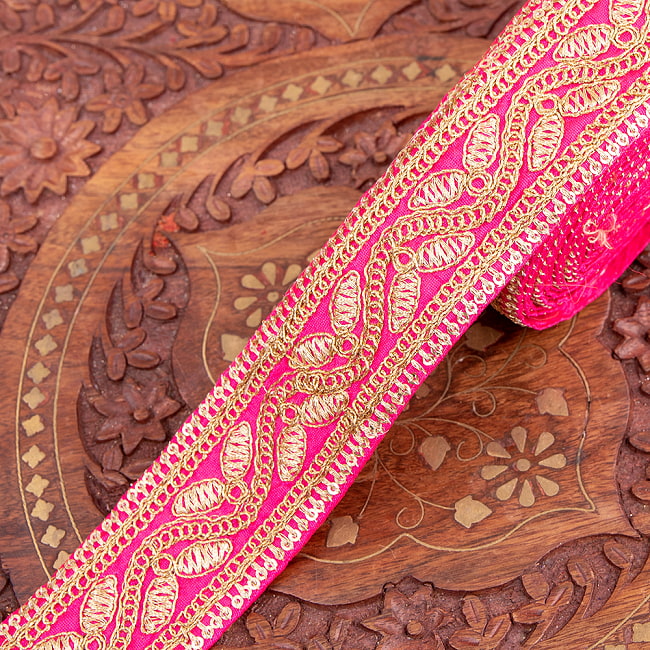 チロリアンテープ　メーター売 - 金糸が美しい　更紗模様のゴータ刺繍〔幅:約4.2cm〕 - 飛翔 14 - 7：ピンク