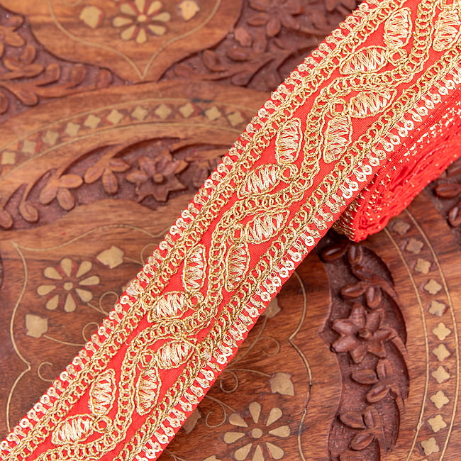 チロリアンテープ　メーター売 - 金糸が美しい　更紗模様のゴータ刺繍〔幅:約4.2cm〕 - 飛翔 15 - 8：赤