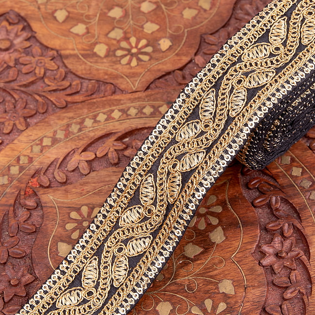 チロリアンテープ　メーター売 - 金糸が美しい　更紗模様のゴータ刺繍〔幅:約4.2cm〕 - 飛翔 16 - 9：黒