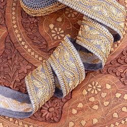 〔メーター売り〕チロリアンテープ　メーター売 - 金糸が美しい　更紗模様のゴータ刺繍〔幅:約4.2cm〕 - 飛翔 - サブ3