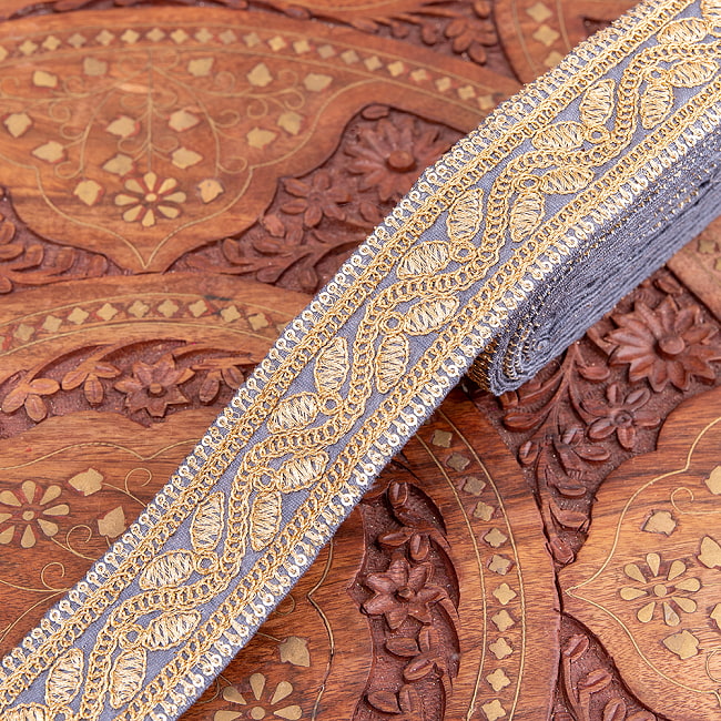 チロリアンテープ　メーター売 - 金糸が美しい　更紗模様のゴータ刺繍〔幅:約4.2cm〕 - 飛翔 8 - 1：スモーキー