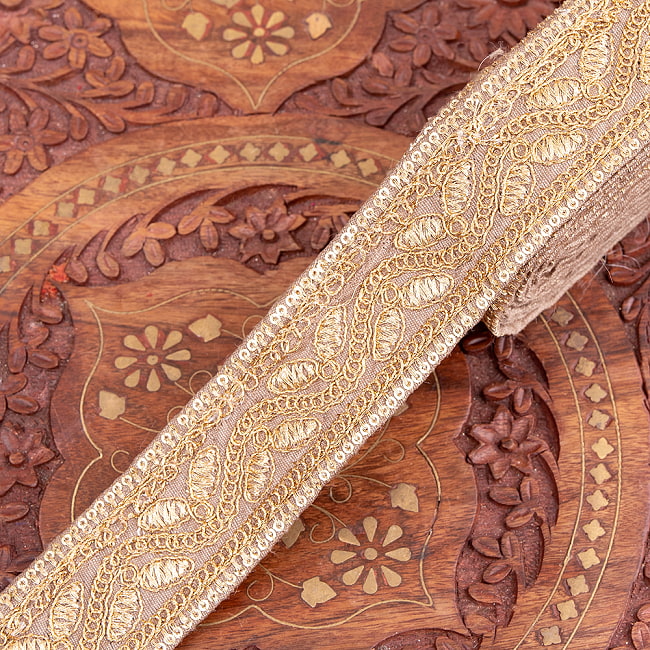 チロリアンテープ　メーター売 - 金糸が美しい　更紗模様のゴータ刺繍〔幅:約4.2cm〕 - 飛翔 9 - 2：グレージュ