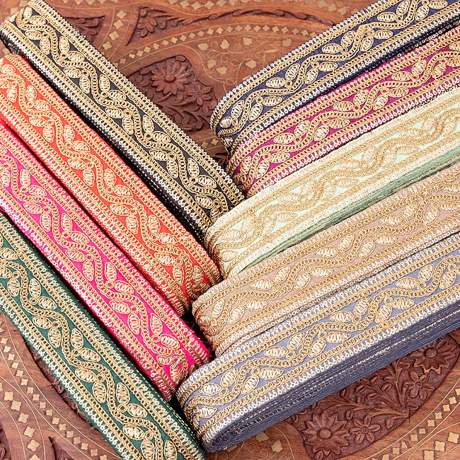 チロリアンテープ　メーター売 - 金糸が美しい　更紗模様のゴータ刺繍〔幅:約4.2cm〕 - 飛翔の写真1枚目です。インドではサリーの飾り付けなどに使われています。衣服以外にも、バッグやカーテンなどなど、様々な用途にご使用いただけます。Gota embroidery,刺繍,更紗,ラジャスタン,チロリアンテープ,手芸,花柄,エスニック,リボン,チロルテープ,手芸テープ,手芸用品