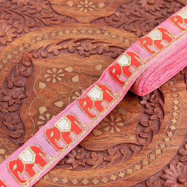 チロリアンテープ　メーター売 - 金糸が美しい　更紗模様のゴータ刺繍 〔幅:約3cm〕 - 象の隊列 10 - 3：ピンク