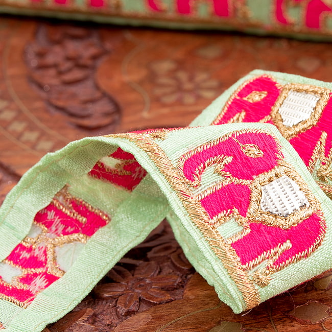 チロリアンテープ　メーター売 - 金糸が美しい　更紗模様のゴータ刺繍 〔幅:約3cm〕 - 象の隊列 4 - 別の角度からの写真です