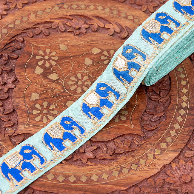 チロリアンテープ　メーター売 - 金糸が美しい　更紗模様のゴータ刺繍 〔幅:約3cm〕 - 象の隊列 9 - 2：水色