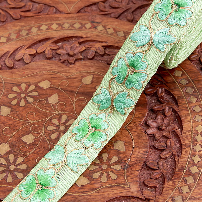 チロリアンテープ　メーター売 - 金糸が美しい　更紗模様のゴータ刺繍  〔幅:約2.5cm〕 −三葉 10 - 3：ミント