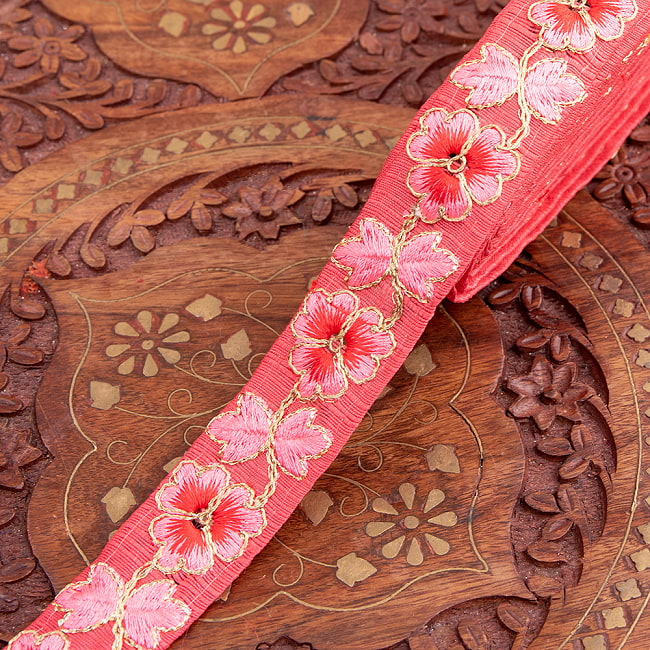 チロリアンテープ　メーター売 - 金糸が美しい　更紗模様のゴータ刺繍  〔幅:約2.5cm〕 −三葉 11 - 4：ローズ