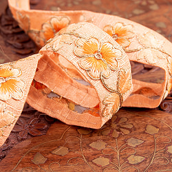 チロリアンテープ　メーター売 - 金糸が美しい　更紗模様のゴータ刺繍  〔幅:約2.5cm〕 −三葉 - サブ4