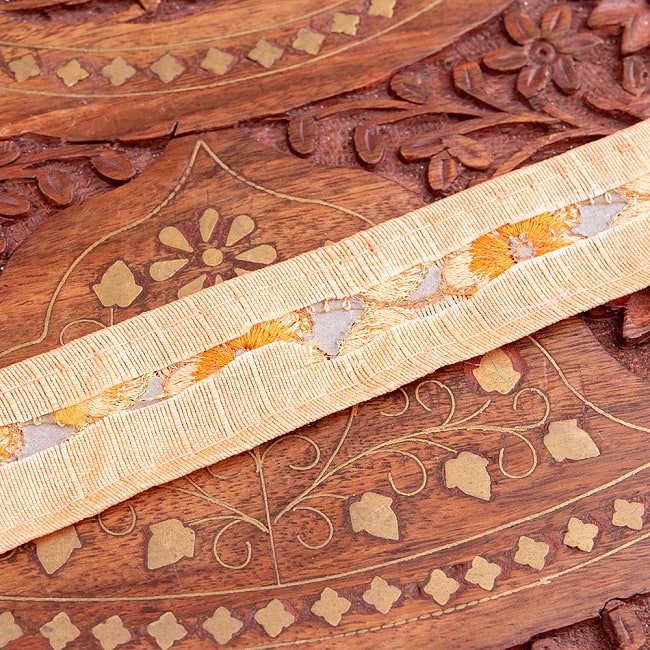 チロリアンテープ　メーター売 - 金糸が美しい　更紗模様のゴータ刺繍  〔幅:約2.5cm〕 −三葉 5 - 裏面はこのようになっています