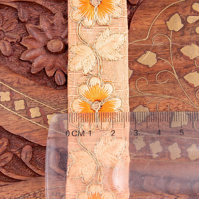 チロリアンテープ　メーター売 - 金糸が美しい　更紗模様のゴータ刺繍  〔幅:約2.5cm〕 −三葉 7 - 横幅はこのくらい