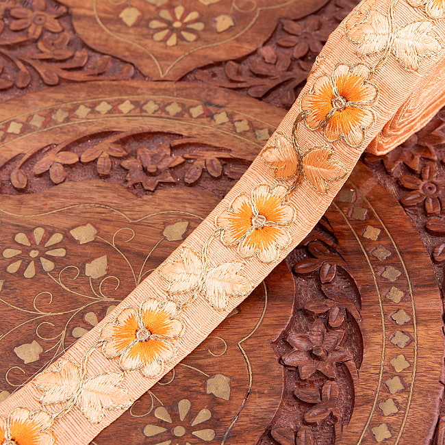 チロリアンテープ　メーター売 - 金糸が美しい　更紗模様のゴータ刺繍  〔幅:約2.5cm〕 −三葉 8 - 1：アプリコット