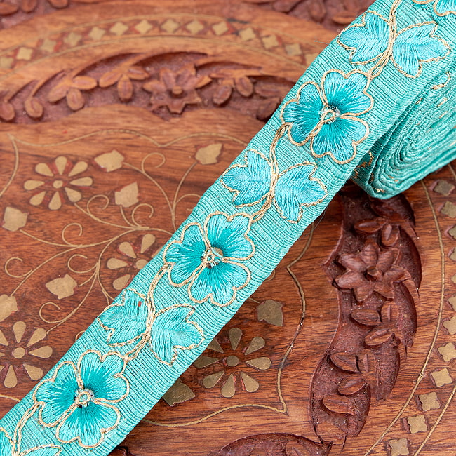チロリアンテープ　メーター売 - 金糸が美しい　更紗模様のゴータ刺繍  〔幅:約2.5cm〕 −三葉 9 - 2：エメラルド