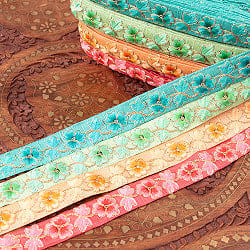 チロリアンテープ　メーター売 - 金糸が美しい　更紗模様のゴータ刺繍  〔幅:約2.5cm〕 −三葉の商品写真