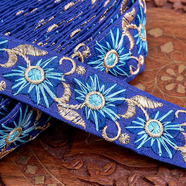 チロリアンテープ　メーター売 - 金糸が美しい　更紗模様のゴータ刺繍  〔幅:約2.5cm〕 −流れ星 2 - 拡大写真です