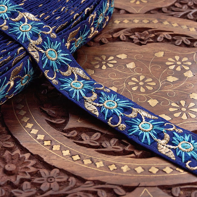 チロリアンテープ　メーター売 - 金糸が美しい　更紗模様のゴータ刺繍  〔幅:約2.5cm〕 −流れ星 8 - 高級感があります