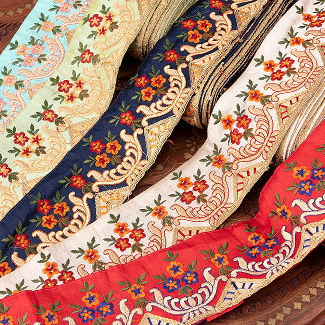 【極太幅7.5cm】 チロリアンテープ　メーター売 - 金糸が美しい　更紗模様のゴータ刺繍 -庭園の写真1枚目です。インドではサリーの飾り付けなどに使われています。衣服以外にも、バッグやカーテンなどなど、様々な用途にご使用いただけます。Gota embroidery,刺繍,更紗,ラジャスタン,チロリアンテープ,手芸,花柄,エスニック,リボン,チロルテープ,手芸テープ,手芸用品