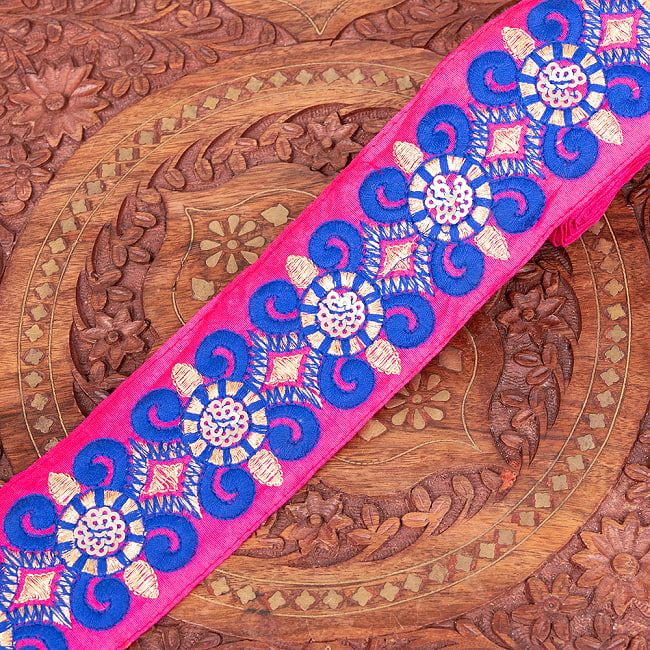 チロリアンテープ　メーター売 - 金糸が美しい　更紗模様のゴータ刺繍  〔幅:約5.8cm〕 紋章 10 - 3：ピンク青