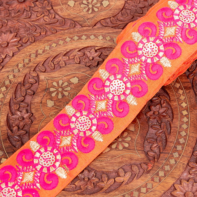 チロリアンテープ　メーター売 - 金糸が美しい　更紗模様のゴータ刺繍  〔幅:約5.8cm〕 紋章 11 - 4：橙ピンク