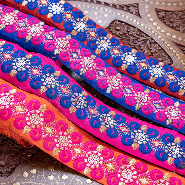 チロリアンテープ　メーター売 - 金糸が美しい　更紗模様のゴータ刺繍  〔幅:約5.8cm〕 紋章 12 - 高級感があります