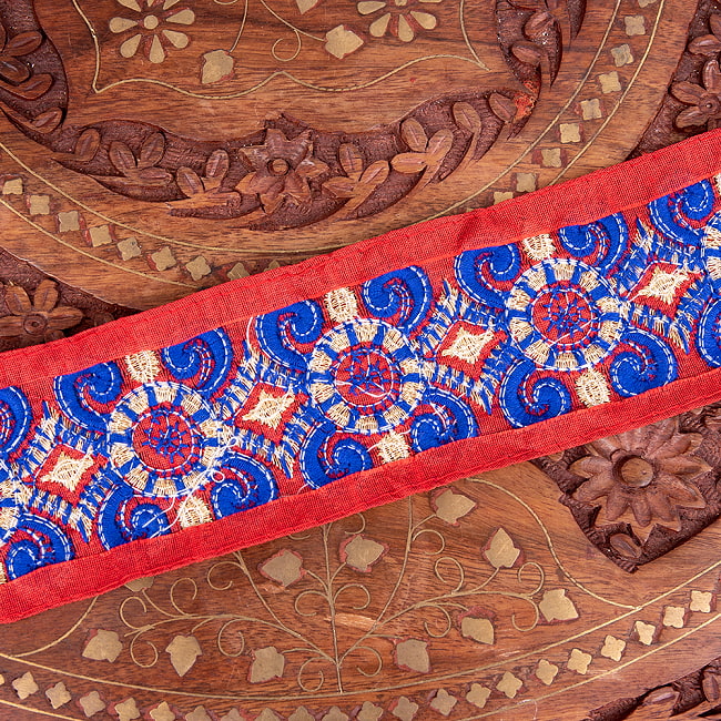 チロリアンテープ　メーター売 - 金糸が美しい　更紗模様のゴータ刺繍  〔幅:約5.8cm〕 紋章 5 - 裏面はこのようになっています
