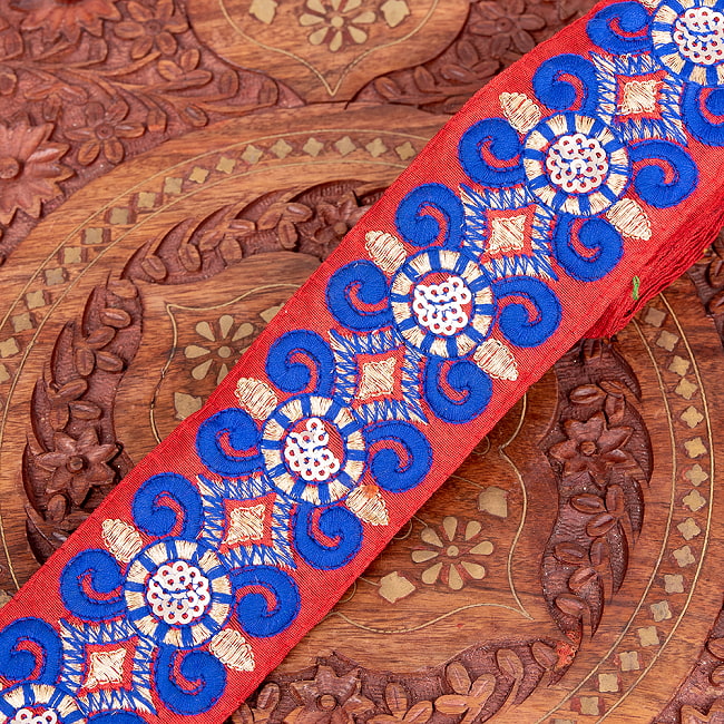 チロリアンテープ　メーター売 - 金糸が美しい　更紗模様のゴータ刺繍  〔幅:約5.8cm〕 紋章 8 - 1：赤青